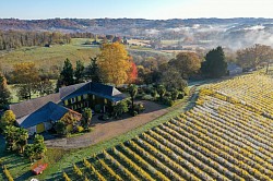 Le Domaine de Cabarrouy culminant le village de Lasseube